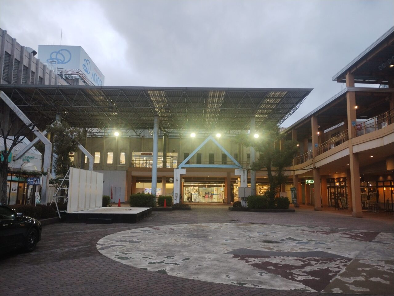 アクロスタウン本館