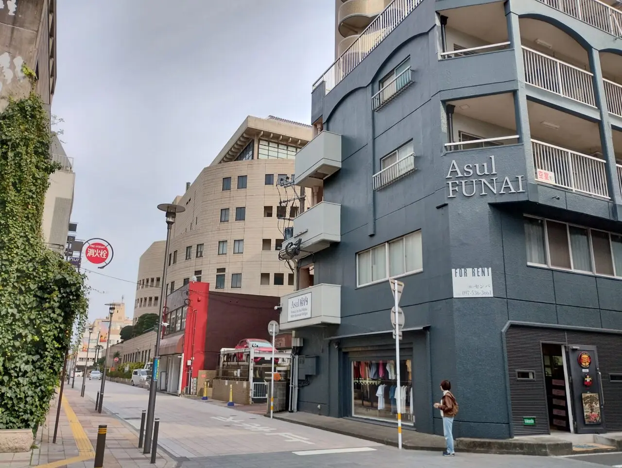 コンパルホールに向かう道