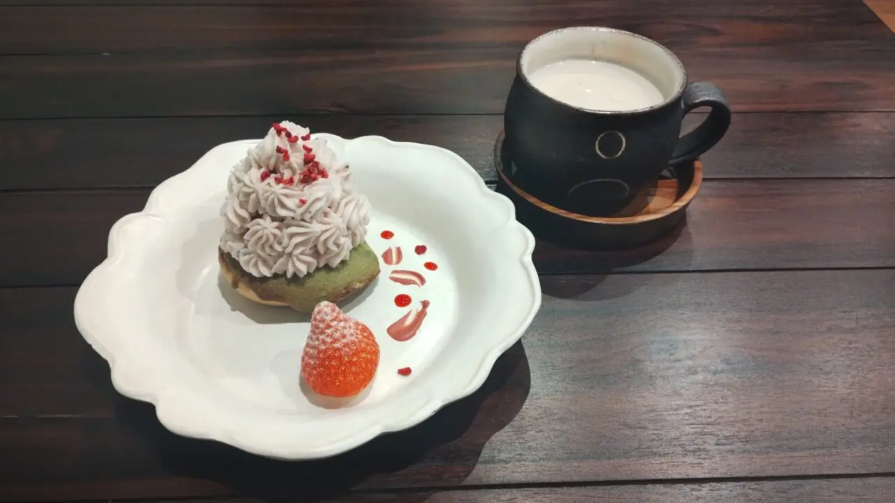 桜タルトとほうじ茶ラテ