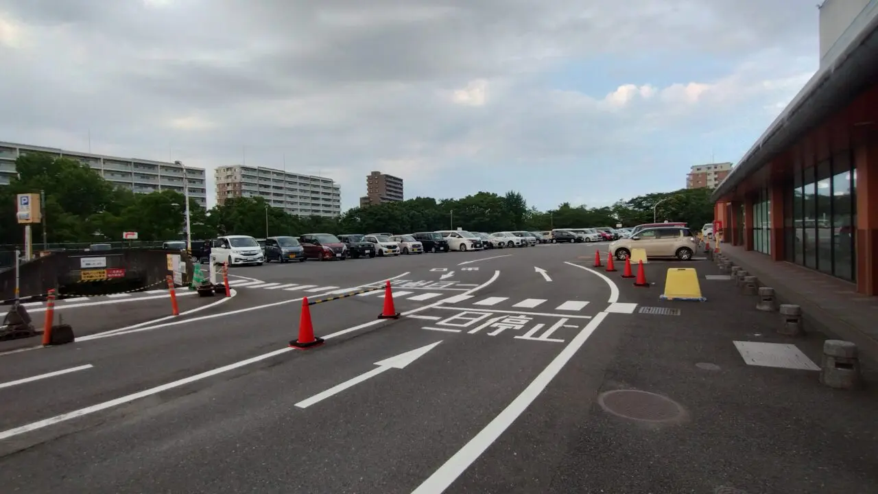 アクロスタウン本館駐車場