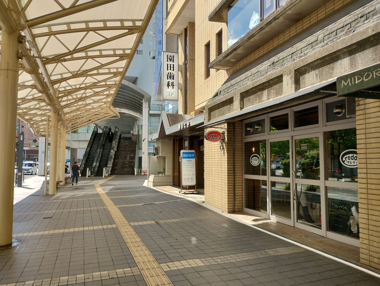 店の前