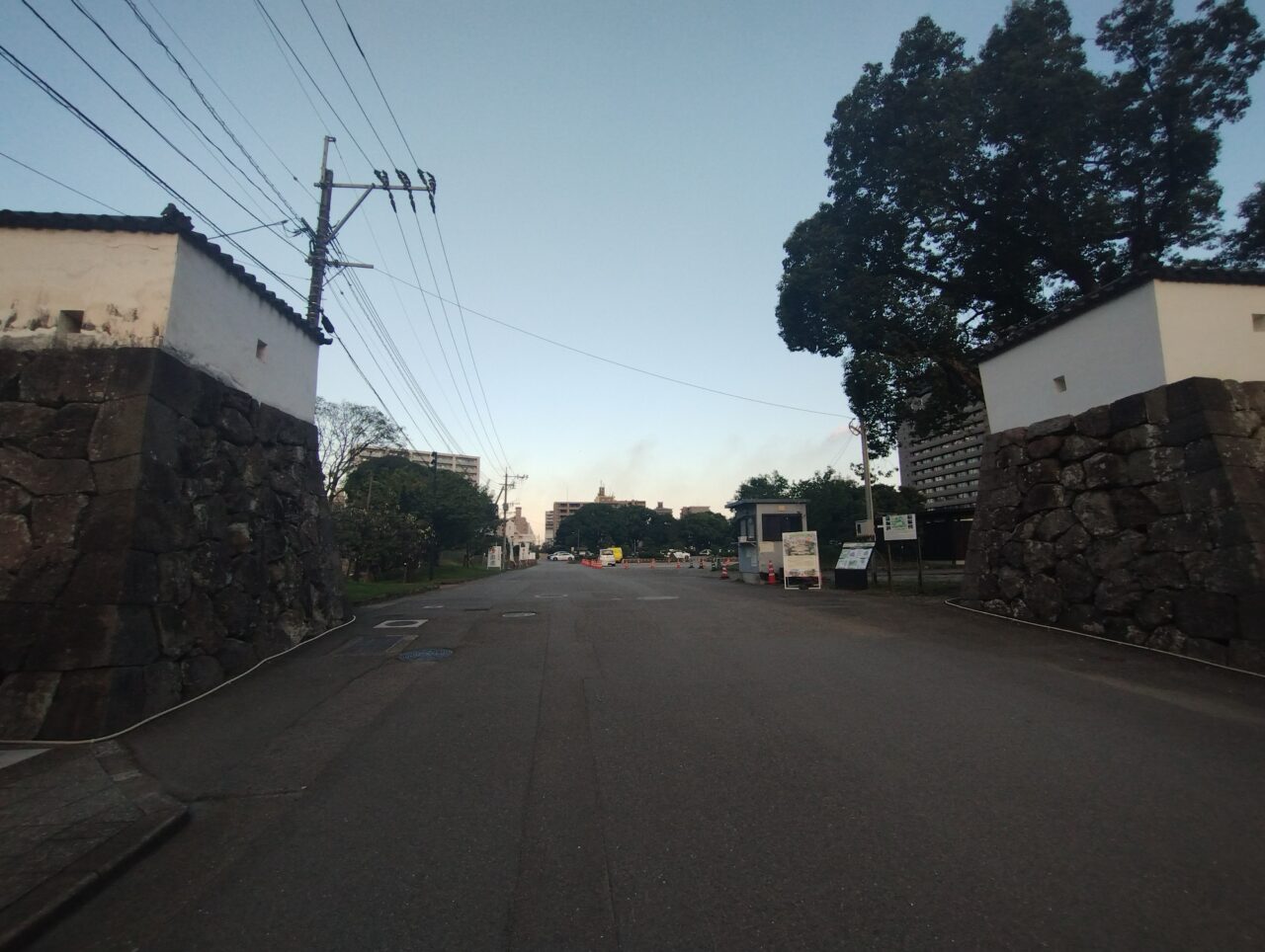 県庁横の入り口