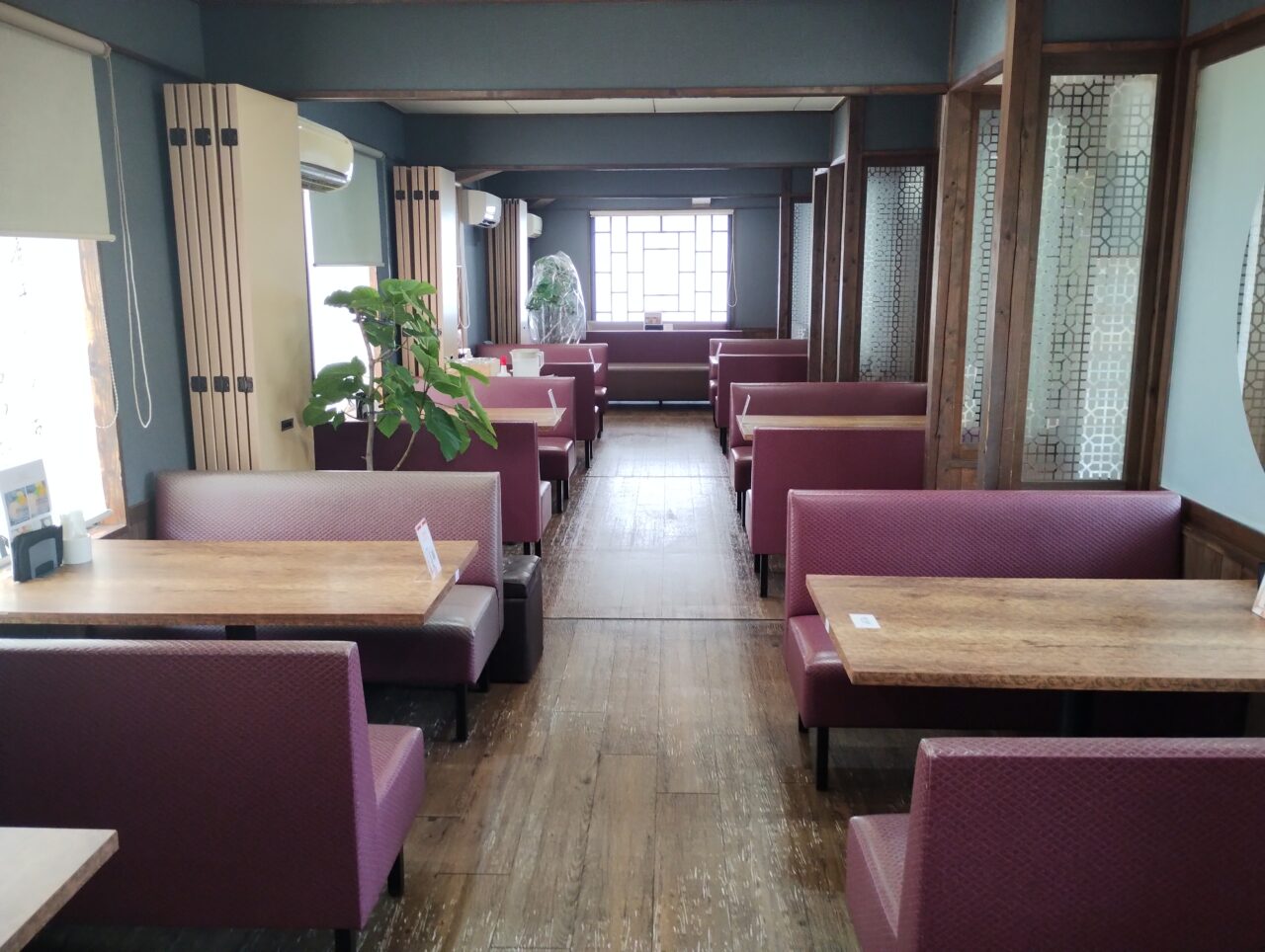 店内(テーブルメイン)